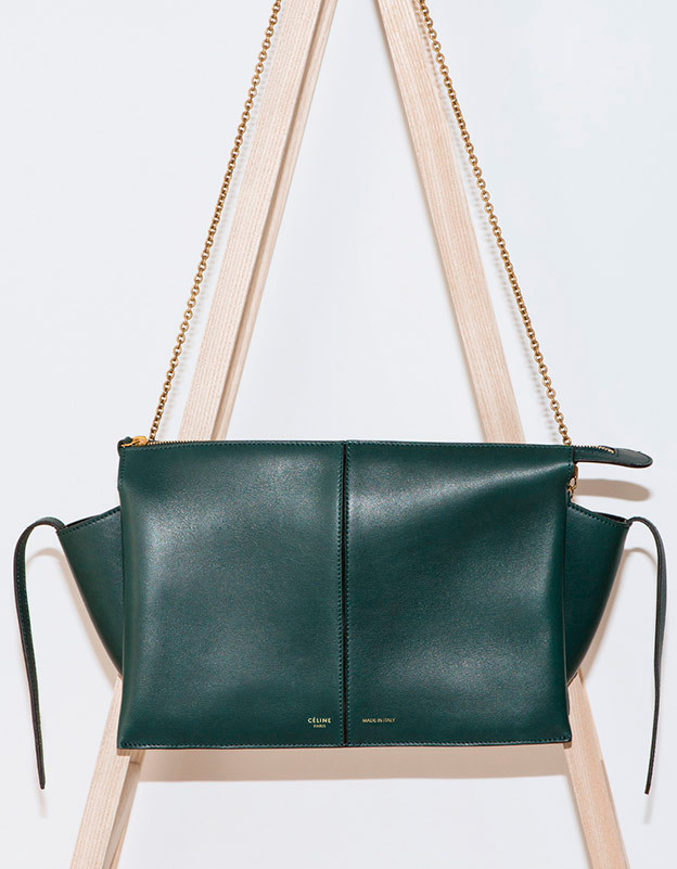 Celine Clutch On Chain Tri-Fold Shoulder Bag In Supple Natural Calfskin Style code: 180513AHL.31ER Price: $2000 USD, €1500 euro, £1400 GBP, $2800 SGD, $17000 HKD, ¥235000 JPY