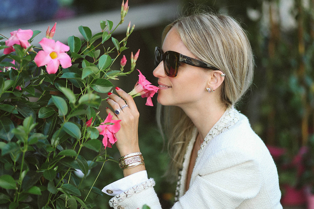 Charlotte Groeneveld from Thefashionguitar buying flowers in Paris wearing Chanel Coco Crush Jewelry