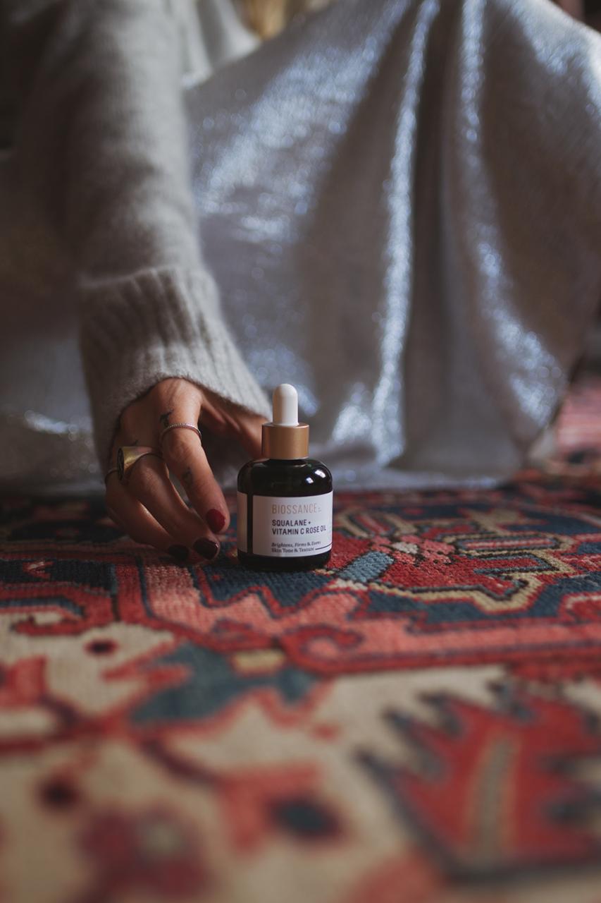 Charlotte Groeneveld from Thefashionguitar sharing her #NYFW skincare routine with Biossance
