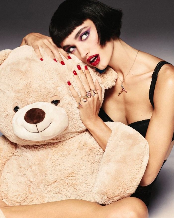 model with teddy bears